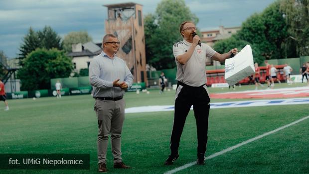 Piotr Stokowiec przed meczem Puszczy przeprosi� za s�owa o Niepo�omicach