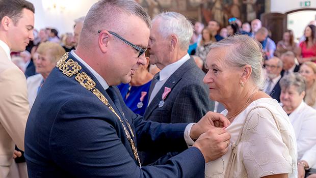 Zote Gody w Niepoomicach - uhonorowano 39 par