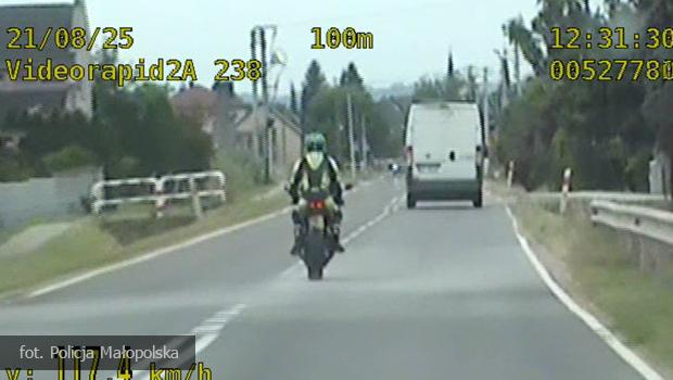 2000 z mandatu dla motocyklisty w Niepoomicach