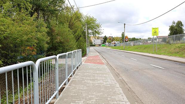 Bezpieczniej do „Szstki”. Nowy chodnik przy ul. Jedynaka oddany do uytku