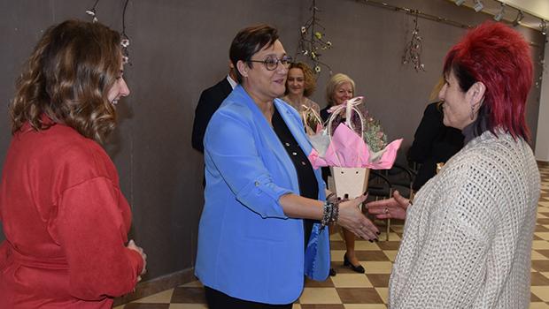 Wyrnienia od Wjt Renaty Gawlik dla najlepszych nauczycieli w Biskupicach