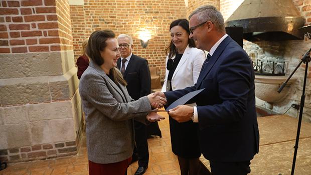 Niepo�omice uhonorowa�y pedagog�w – podzi�kowania od burmistrza Micha�a Hebdy