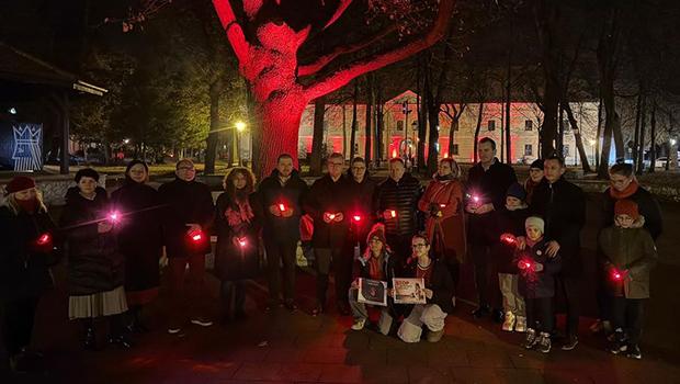 Niepo�omice w czerwieni. Miasto do��cza do apelu o dzieci�stwo bez przemocy