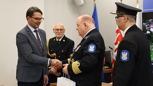 Hod dla Marynarki Wojennej i komandora Nowotnego. Uroczystoci na dziedzicu starostwa w Wieliczce.