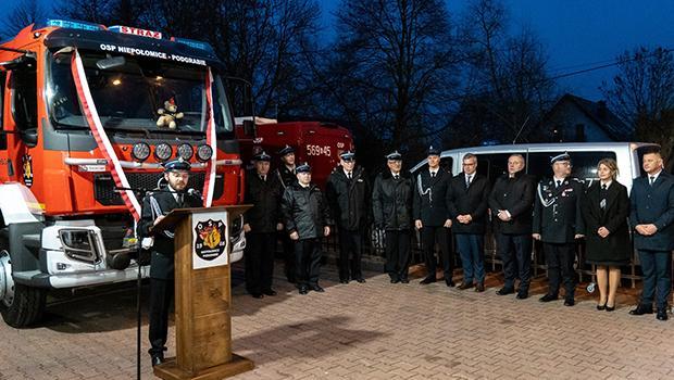 OSP Niepo�omice-Podgrabie z nowym samochodem i gotowym gara�em