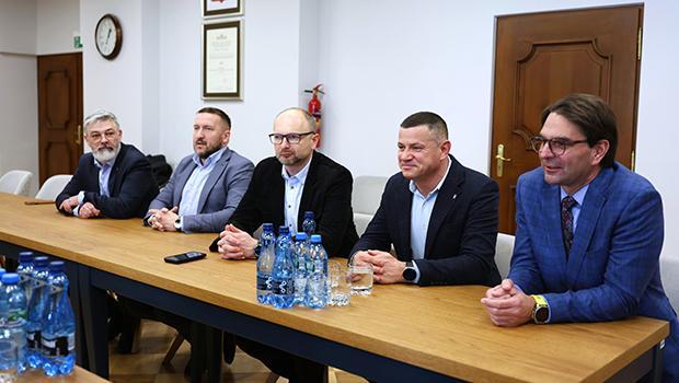 Rozbudowa Drogi Kr�lewskiej w Woli Batorskiej. Powiat podpisa� umow�.