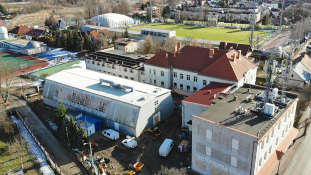 Nowe skrzyd�o, nowe mo�liwo�ci. „Jedynka” w Niepo�omicach ro�nie w oczach