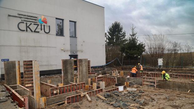 Trwaj� prace przy CKZiU i rozbudowie szko�y podstawowej w Niepo�omicach