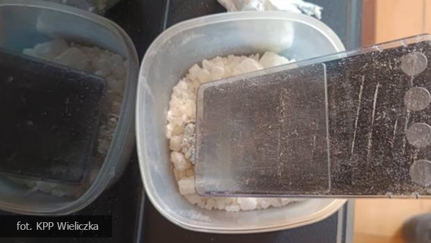 Kilkaset gram�w narkotyk�w zabezpieczone w Wieliczce. Trzy osoby zatrzymane przez kryminalnych.