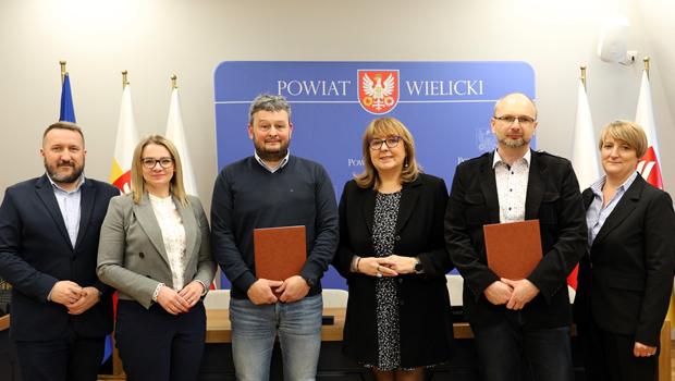 Powiat rusza z wa�n� inwestycj� drogow�. D�browa i Szar�w czeka rozbudowa trasy za ponad 3 mln z�