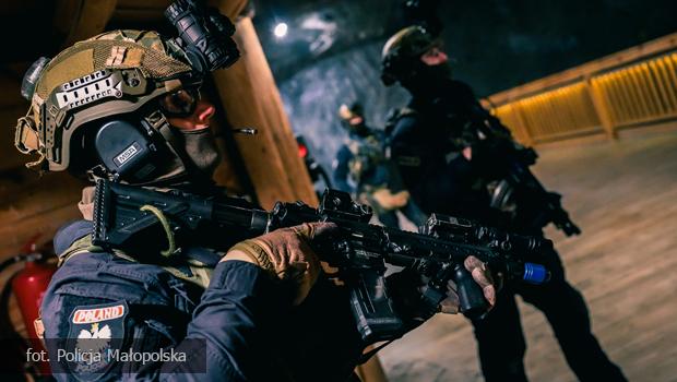 Policyjni kontrterrory�ci trenowali w wielickiej kopalni