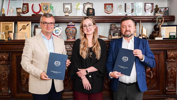 Umowa na wdro�enie Karty Mieszka�ca Niepo�omic podpisana