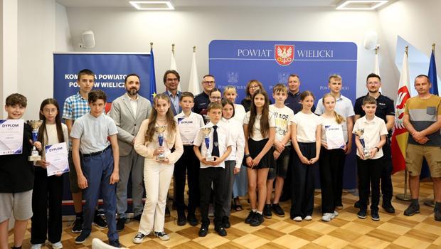 W Starostwie Powiatowym wr�czono nagrody laureatom Turnieju Bezpiecze�stwa w Ruchu Drogowym