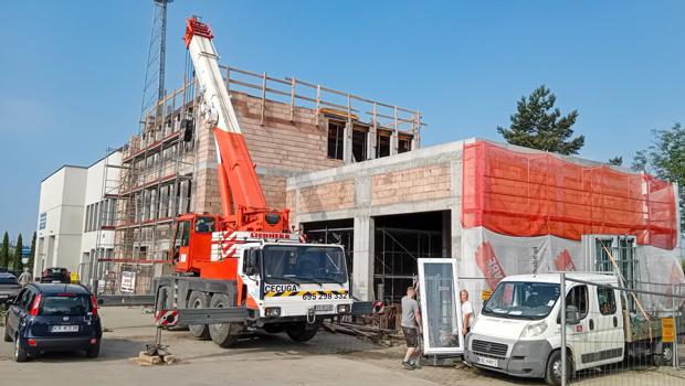 Rozbudowa szko�y w Niepo�omicach. Powstaj� warsztaty i plac manewrowy.