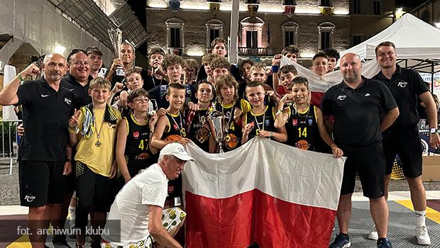 Triumf UKS REGIS Wieliczka we W�oszech. 11 mecz�w, 11 zwyci�stw.