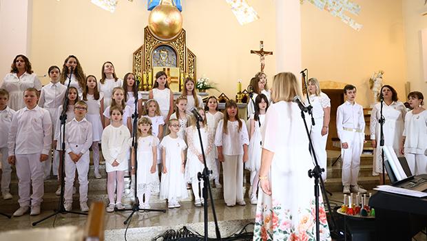 Pie�� ze Strumian podbi�a radiowe notowanie. Jubileuszowy sukces Scholi Hosanna.