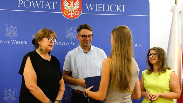Sportowcy i trenerzy z Powiatu Wielickiego odebrali nagrody i stypendia