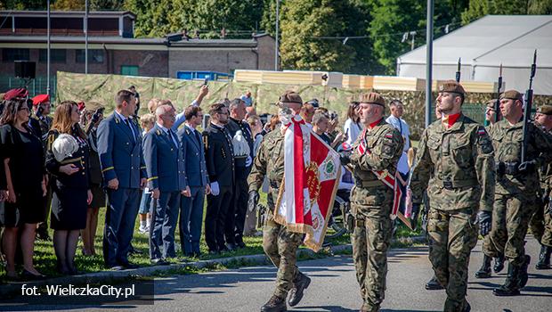 Terytorialsi z�o�yli przysi�g� wojskow� przy wielickiej kopalni