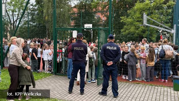 Ewakuacja SP 3 w Wieliczce. �wiczenia pod okiem stra�y i policji przebieg�y sprawnie.