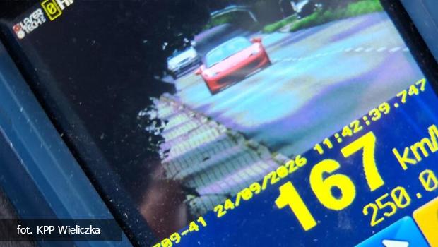 Ferrari i 167 km/h na liczniku w terenie zabudowanym w K�aju