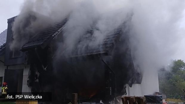 Po�ar domu w Wieliczce. W�ska droga utrudni�a dzia�ania stra�akom
