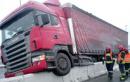 Szarw: TIR wjecha na betonow barier