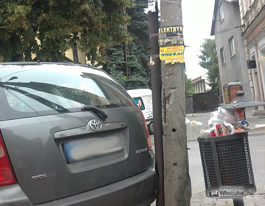 Samochód bez kierowcy toczył się w centrum Wieliczki