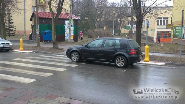 Za mao miejsca z tyu - trzeba byo wjecha na pasy