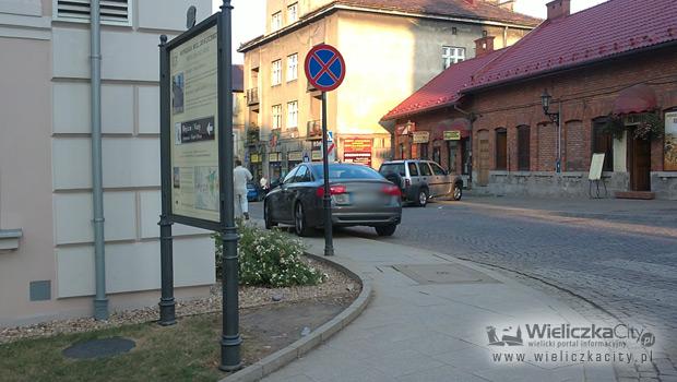 Po prawej pusty parking, po lewej zakaz postoju...