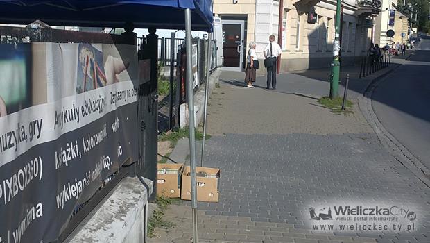 Szkoda, e na cay chodnik nie wystawi tego namiotu i pude