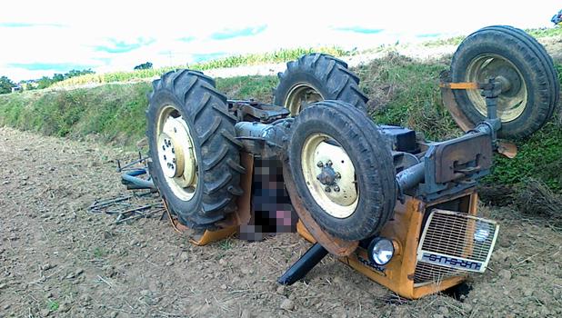 W Zabociu mczyzna zgin przygnieciony przez traktor
