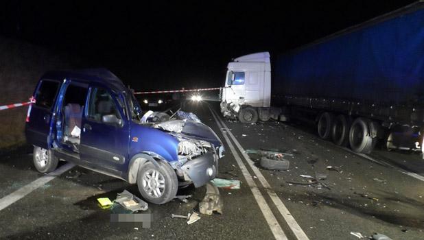 Wypadek śmiertelny w Przebieczanach - czołowe zderzenie z ciężarówką