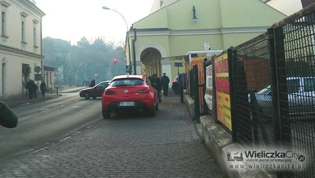 Kolejny chodnik w centrum zamienia si w parking