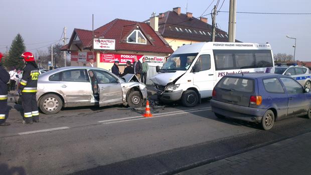 Wypadek w Tomaszkowicach – VW zderzył się z Fiatem, a następnie czołowo z busem