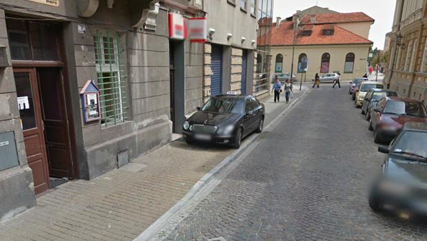 Złotówa blokuje chodnik - czyli mistrz parkowania w Google Street View