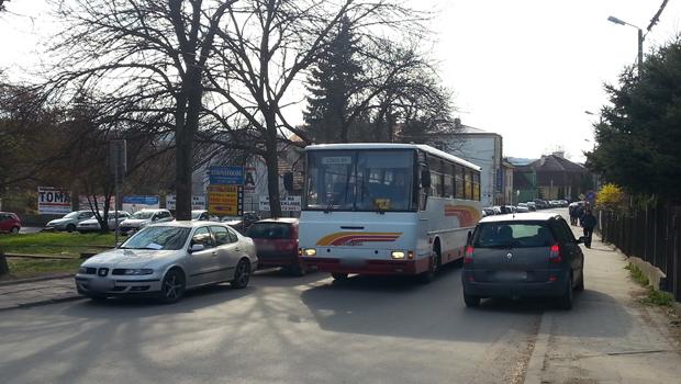 Przystanek na Sienkiewicza jest, ale autobus szkolny stoi na środku ulicy