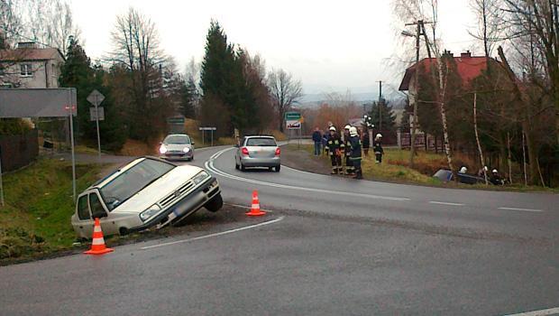 Wypadek w Raciborsku - samochody w rowach