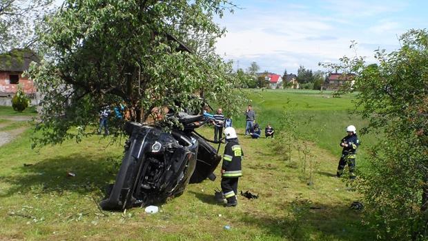 Wypadek w Marszowicach - Passat uderzył w Golfa, dachował i wypadł z drogi