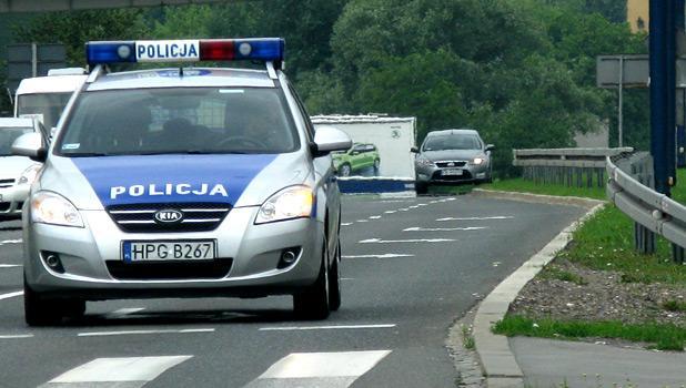 Wypadek w Brzeziu: uderzy z tak si, e renault znalaz si na ogrodzeniu