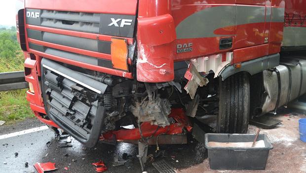 Wypadek w Winiarach: Opel zderzył się czołowo z TIRem