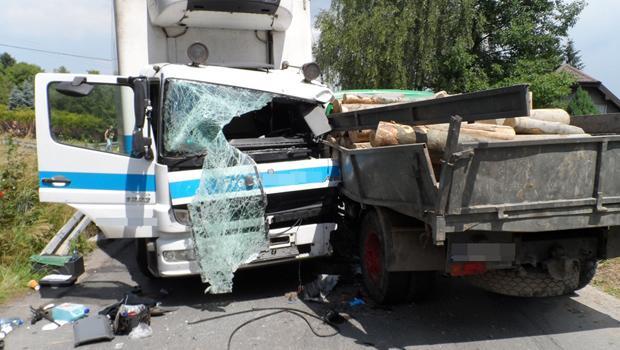 Wypadek w Śledziejowicach: zderzyły się dwie ciężarówki