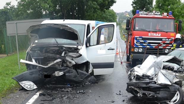 Wypadek w Biskupicach: opel zderzy si czoowo z mercedesem