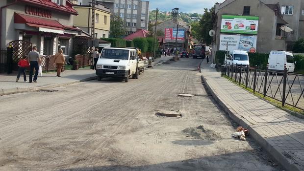 Nowy asfalt zerwany na ul. Goliana - prbuj zapobiec zalaniom