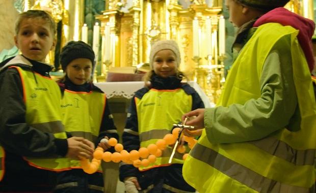 Odblaskowy raniec  przygotowany przez uczniw Szkoy Podstawowej nr 2 w Wieliczce