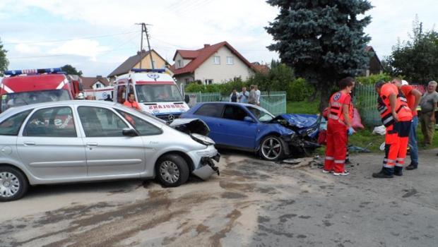 Zderzenie motocykla z samochodem, dachowanie busa - to tylko cz weekendowego bilansu