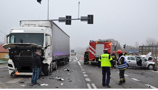 Wypadek w Wieliczce: zderzy si z MAN-em, a potem uderzy w opla