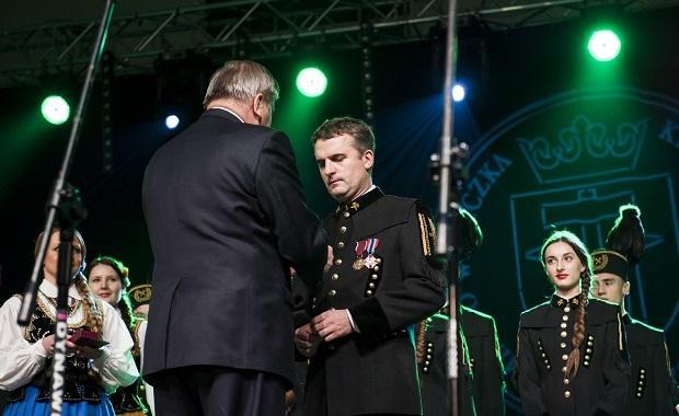 Prezydent Bronisław Komorowski przyznał burmistrzowi Wieliczki Srebrny Krzyż Zasługi