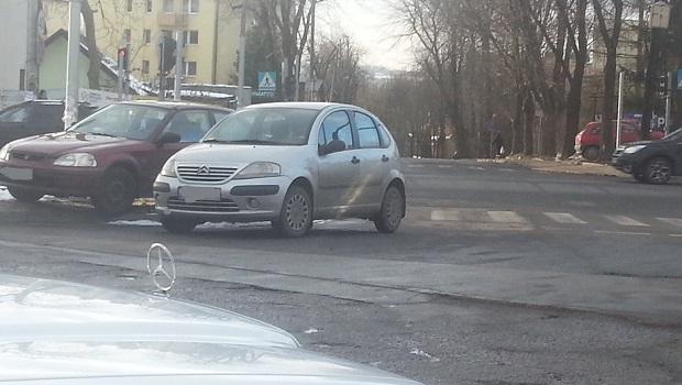 Najlepiej zaparkowa na rodku ulicy