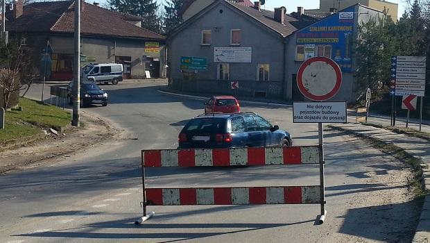 Skrzyowanie zamknite czy nie? Utrudnienia s, a budowa ronda dopiero w kwietniu?