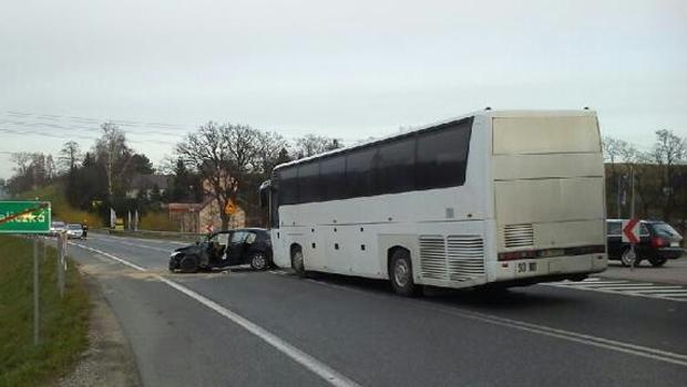 Autokar zderzy si w Wieliczce z samochodem osobowym